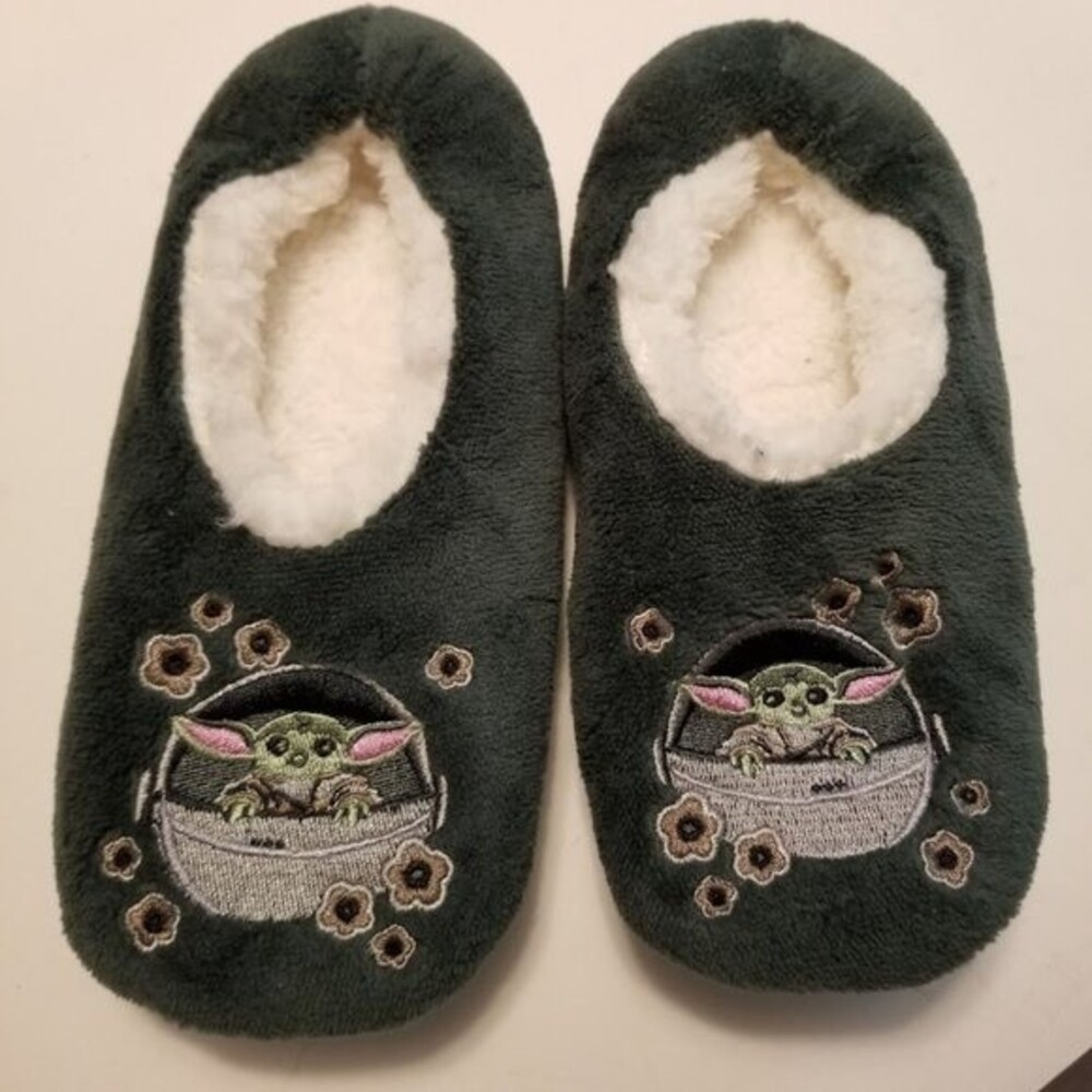 Vera Bradley Grogu Baby Yoda Medallion Cozy Life Slippers Sz Small Mandalorian